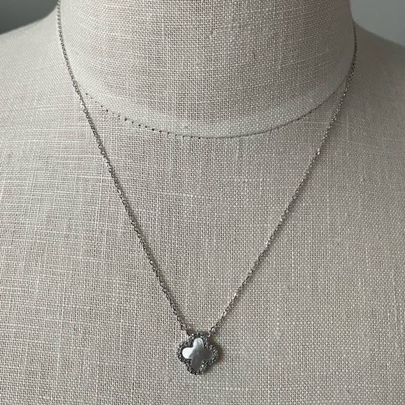 Silver Color Necklace with shell/pearly Clover Pendant with stone border - Picture 1 of 3